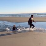 Fernanda Machado Instagram – De volta na quebradeira da obra, e com o coração aquecido dos últimos dias lindos que tivemos. 

Feriado, crianças sem escola, curtimos a família na casa da praia e os meninos brincaram muito. Lucca tá apaixonado pelo mar, queria pegar onda na boogie board o dia todinho, coisa mais linda! Aproveitei pra organizar muita coisa por lá, e até pintei uns móveis. 

Tão importante a gente poder, de tempos em tempos, desacelerar um pouco, pra gente poder curtir os filhos, ter tempo de refletir, perceber e agradecer todos os pequenos milagres da vida! ✨🙌🏻🙏🏻

E assim voltamos pra rotina e correria muito mais equilibrados e carregados, né?!! Feliz semana pra todos! 

#familytime #diaslindos 
#pordosolespetacular #maternidade #amamentaçaoprolongada #breastfeeding #longtermbreastfeeding 
#omaioramordomundo #gratidao
#grateful #blessed #gorgeoussunset