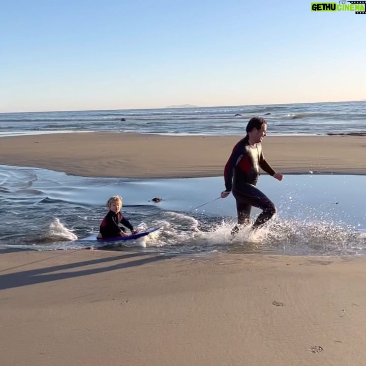 Fernanda Machado - 6.7K Likes - De volta na quebradeira da obra, e com o coração aquecido dos últimos dias lindos que tivemos.
Feriado, crianças sem escola, curtimos a família na casa da praia e os meninos brincaram muito. Lucca tá apaixonado pelo mar, queria pegar onda na boogie board o dia todinho, coisa mais linda! Aproveitei pra organizar muita coisa por lá, e até pintei uns móveis.
Tão importante a gente poder, de tempos em tempos, desacelerar um pouco, pra gente poder curtir os filhos, ter tempo de refletir, perceber e agradecer todos os pequenos milagres da vida! ✨🙌🏻🙏🏻
E assim voltamos pra rotina e correria muito mais equilibrados e carregados, né?!! Feliz semana pra todos!
#familytime #diaslindos
#pordosolespetacular #maternidade #amamentaçaoprolongada #breastfeeding #longtermbreastfeeding
#omaioramordomundo #gratidao
#grateful #blessed #gorgeoussunset
