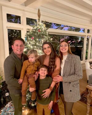 Fernanda Machado Instagram - Feliz natal pra todos!!! 🎄✨

E a noite de natal foi recheada de muito amor, diversão e cantoria! ♥️ 

#natallindo #feliznatal #minhafamiliameutudo 
#merryxmas #lovelyxmaseve 
 #natal2022 #xmas2022