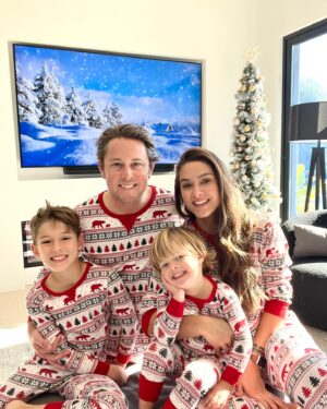 Fernanda Machado Instagram - O nosso maior presente de natal é estar junto de quem a gente ama!!! ♥️🎄🎅🏻 Abrace muito, diga muito eu te amo, não só hoje no natal, mas todos os dias! 
Feliz natal!!!! 

#maiorpresenteéestarjunto #feliznatal #natal2023 #tradiçaodenatal #commeusmeninos 
#maternidade 
#omaioramordomundo 
#xmaspjs #minhafamiliameutudo