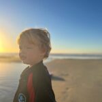 Fernanda Machado Instagram – De volta na quebradeira da obra, e com o coração aquecido dos últimos dias lindos que tivemos. 

Feriado, crianças sem escola, curtimos a família na casa da praia e os meninos brincaram muito. Lucca tá apaixonado pelo mar, queria pegar onda na boogie board o dia todinho, coisa mais linda! Aproveitei pra organizar muita coisa por lá, e até pintei uns móveis. 

Tão importante a gente poder, de tempos em tempos, desacelerar um pouco, pra gente poder curtir os filhos, ter tempo de refletir, perceber e agradecer todos os pequenos milagres da vida! ✨🙌🏻🙏🏻

E assim voltamos pra rotina e correria muito mais equilibrados e carregados, né?!! Feliz semana pra todos! 

#familytime #diaslindos 
#pordosolespetacular #maternidade #amamentaçaoprolongada #breastfeeding #longtermbreastfeeding 
#omaioramordomundo #gratidao
#grateful #blessed #gorgeoussunset
