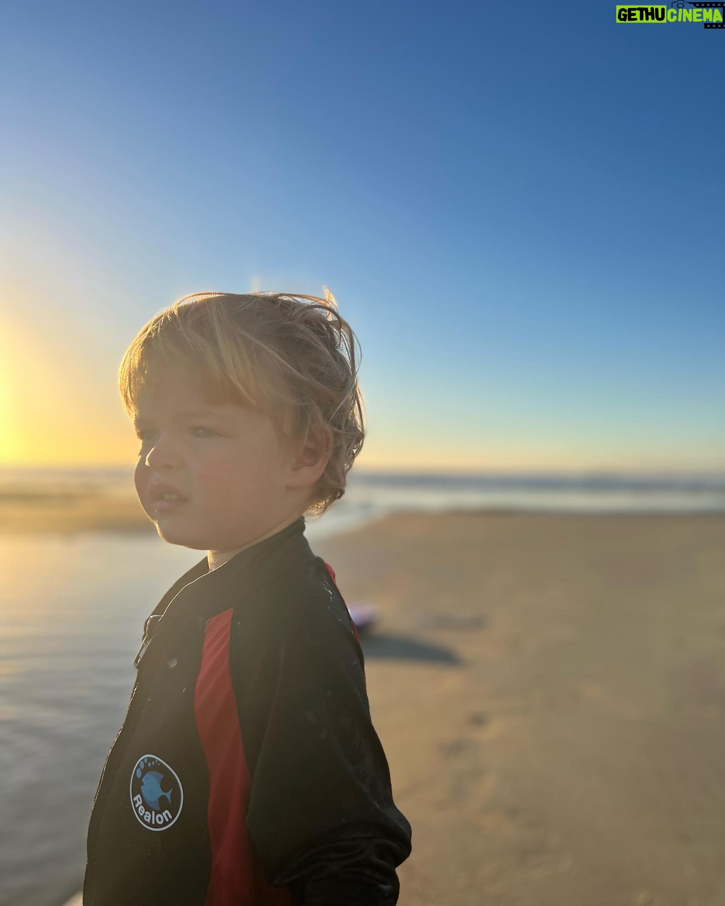 Fernanda Machado - 6.7K Likes - De volta na quebradeira da obra, e com o coração aquecido dos últimos dias lindos que tivemos.
Feriado, crianças sem escola, curtimos a família na casa da praia e os meninos brincaram muito. Lucca tá apaixonado pelo mar, queria pegar onda na boogie board o dia todinho, coisa mais linda! Aproveitei pra organizar muita coisa por lá, e até pintei uns móveis.
Tão importante a gente poder, de tempos em tempos, desacelerar um pouco, pra gente poder curtir os filhos, ter tempo de refletir, perceber e agradecer todos os pequenos milagres da vida! ✨🙌🏻🙏🏻
E assim voltamos pra rotina e correria muito mais equilibrados e carregados, né?!! Feliz semana pra todos!
#familytime #diaslindos
#pordosolespetacular #maternidade #amamentaçaoprolongada #breastfeeding #longtermbreastfeeding
#omaioramordomundo #gratidao
#grateful #blessed #gorgeoussunset