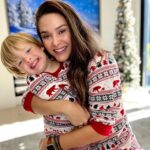 Fernanda Machado Instagram – O nosso maior presente de natal é estar junto de quem a gente ama!!! ♥️🎄🎅🏻 Abrace muito, diga muito eu te amo, não só hoje no natal, mas todos os dias! 
Feliz natal!!!! 

#maiorpresenteéestarjunto #feliznatal #natal2023 #tradiçaodenatal #commeusmeninos 
#maternidade 
#omaioramordomundo 
#xmaspjs #minhafamiliameutudo