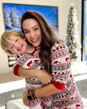 Fernanda Machado Instagram - O nosso maior presente de natal é estar junto de quem a gente ama!!! ♥️🎄🎅🏻 Abrace muito, diga muito eu te amo, não só hoje no natal, mas todos os dias! 
Feliz natal!!!! 

#maiorpresenteéestarjunto #feliznatal #natal2023 #tradiçaodenatal #commeusmeninos 
#maternidade 
#omaioramordomundo 
#xmaspjs #minhafamiliameutudo