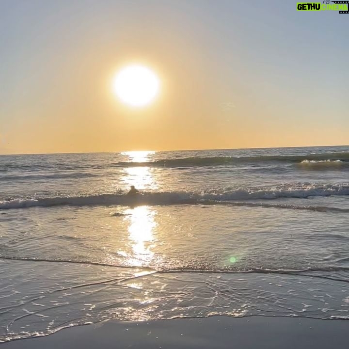 Fernanda Machado - 6.7K Likes - De volta na quebradeira da obra, e com o coração aquecido dos últimos dias lindos que tivemos.
Feriado, crianças sem escola, curtimos a família na casa da praia e os meninos brincaram muito. Lucca tá apaixonado pelo mar, queria pegar onda na boogie board o dia todinho, coisa mais linda! Aproveitei pra organizar muita coisa por lá, e até pintei uns móveis.
Tão importante a gente poder, de tempos em tempos, desacelerar um pouco, pra gente poder curtir os filhos, ter tempo de refletir, perceber e agradecer todos os pequenos milagres da vida! ✨🙌🏻🙏🏻
E assim voltamos pra rotina e correria muito mais equilibrados e carregados, né?!! Feliz semana pra todos!
#familytime #diaslindos
#pordosolespetacular #maternidade #amamentaçaoprolongada #breastfeeding #longtermbreastfeeding
#omaioramordomundo #gratidao
#grateful #blessed #gorgeoussunset