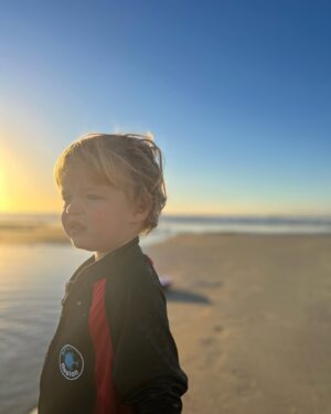 Fernanda Machado Instagram - De volta na quebradeira da obra, e com o coração aquecido dos últimos dias lindos que tivemos. 

Feriado, crianças sem escola, curtimos a família na casa da praia e os meninos brincaram muito. Lucca tá apaixonado pelo mar, queria pegar onda na boogie board o dia todinho, coisa mais linda! Aproveitei pra organizar muita coisa por lá, e até pintei uns móveis. 

Tão importante a gente poder, de tempos em tempos, desacelerar um pouco, pra gente poder curtir os filhos, ter tempo de refletir, perceber e agradecer todos os pequenos milagres da vida! ✨🙌🏻🙏🏻

E assim voltamos pra rotina e correria muito mais equilibrados e carregados, né?!! Feliz semana pra todos! 

#familytime #diaslindos 
#pordosolespetacular #maternidade #amamentaçaoprolongada #breastfeeding #longtermbreastfeeding 
#omaioramordomundo #gratidao
#grateful #blessed #gorgeoussunset