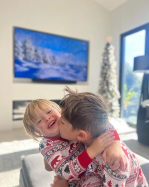 Fernanda Machado Instagram - O nosso maior presente de natal é estar junto de quem a gente ama!!! ♥️🎄🎅🏻 Abrace muito, diga muito eu te amo, não só hoje no natal, mas todos os dias! 
Feliz natal!!!! 

#maiorpresenteéestarjunto #feliznatal #natal2023 #tradiçaodenatal #commeusmeninos 
#maternidade 
#omaioramordomundo 
#xmaspjs #minhafamiliameutudo
