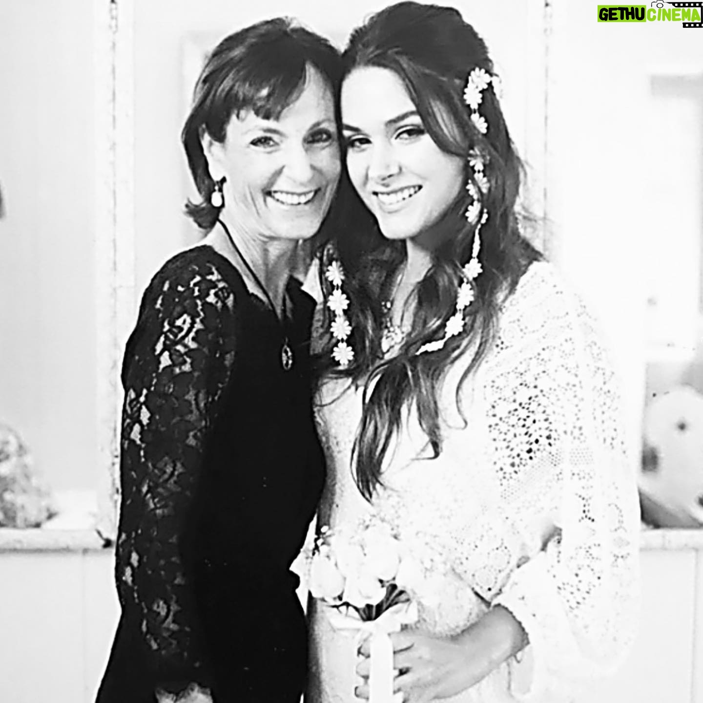 Fernanda Machado - 28.1K Likes - Feliz dia das mães pra todas nós que maternamos todos os dias, noite e dia amando e nutrindo. Transformando através do nosso amor, a vida dos nossos filhos pra sempre.
Gratidão por ter a chance de viver essa missão tão desafiadora, que me ensina tanto. Gratidão por ter a chance de amar incondicionalmente, e de ser amada por esses seres de luz. Amo vocês mais que tudo meus filhos.
Gratidão por tudo que minha mãe fez e faz por mim, por todos os ensinamentos que ela me deu pra vida toda. Te amo infinito mami! E daqui 10 dias eu e seus meninos vamos encher você de beijos! Te amamos Vovó Nice!
Gratidão por tudo que a minha sogra fez pelo meu marido, e por eu ter tido a chance de ter vivido lindos anos perto dela. Saudade e amor eterno por você Vovó Becky! We love you Forever!
#mães #mulheresquemudaramnossasvidas
#gratidao
#happymother’sday #felizdiadasmaes2024
#lovetothemamas #amorparatodasasmaes
#maternidade