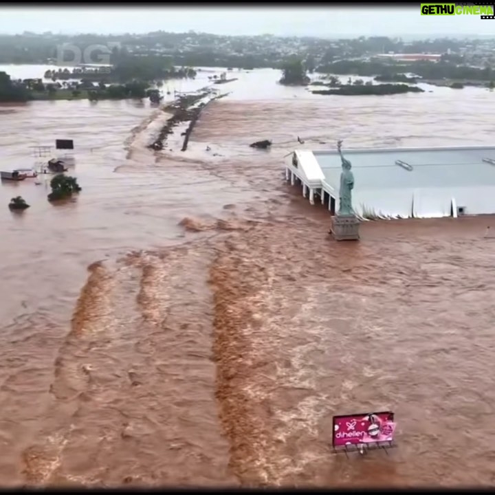 Fernanda Machado - 3.6K Likes - A tragédia no Rio Grande do Sul é
dilacerante… 💔
Infelizmente, conhecemos a dor de ter um ente amado desaparecido numa tragédia como essa, e é despertador.
Vivemos uma tragédia muito parecida aqui em Montecito, 6 anos atrás, e que infelizmente tirou a vida da minha sogra.
Ver cenas como essas sempre trazem o nosso trauma de volta, saber que outras pessoas estão vivendo a dor e a angústia de uma tragédia como essa, nos faz reviver a nossa dor de novo.
Estamos em oração desde que soubemos das notícias, orando muito por todos que estão em dor e sofrimento nesse momento. 🙏🏻
Vamos ajudar como pudermos. Vídeo @dgcuriosities
#ajudeoriograndedosul #sosriograndedosul #chuvasnoriograndedosul