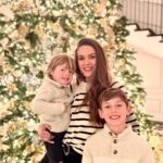 Fernanda Machado Instagram – Mais uma árvore de natal que a gente ama por aqui. Essa é em Montecito, 5 minutinhos de casa. 🎄🎄🎄

E a contagem regressiva pro natal, tá animada com os meninos! 

#feliznatal #arvoredenatal #natal2023 #tradiçaodenatal #commeusmeninos 
#maternidade 
#omaioramordomundo