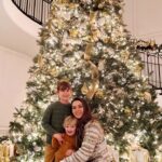 Fernanda Machado Instagram - O natal é magia pura com os nossos pequenos, né?! ✨🎄☃️🎅🏻 Eles ficam encantados com tudo, é lindo de ver os olhinhos deles brilhando! E a gente tenta curtir todas as árvores de natal da cidade com eles. E o @rosewoodmiramarbeach tem uma das árvores mais lindas de Montecito!!! #xmas2022 #natal2022 #amagiadonatal #natalmágicocomascrianças #loucosporarvoredenatal #magicxmas