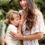 Fernanda Machado Instagram – 3 anos e 3 meses amamentando Leozinho! ✨

A correria tava tão grande quando Leo completou 3 anos, que o marco dos 3 anos amamentando, acabou passando batido. 

E quem amamenta sabe que 3 anos amamentando não é nada fácil e deve ser comemorado, e celebrado! 

E principalmente, porque tem sido uma vitória enorme termos conseguido chegar até aqui, depois de tudo que passamos. 

Quem acompanhou a minha jornada da amamentação com o Leo, sabe que tivemos muitas pedras no caminho.

Eu tive inúmeras mastites, hiperlactação, o diagnóstico tardio dele, aos 5 meses, de língua presa e freio labial. Seguido de uma queda brusca na minha produção de leite. 

O primeiro ano amamentando ele foi uma maratona cheia de desafios, que pareciam invencíveis. 

Amamentar já não é fácil com todas as estrelas alinhadas, e com problemas, fica muito mais difícil, quase impossível. 

Mas com a ajuda de quem tem muito conhecimento no assunto, minha querida amiga, e especialista em amamentação, Dra. Katrina Mitchell @physicianguidetobreastfeeding e com o apoio do meu marido, e muita resiliência, superamos o que parecia invencível, e chegamos até aqui! 

Amamentar é extraordinário, mas é também uma das coisas mais difíceis que já fiz na vida. Mas como tudo que é difícil nessa vida, é importante e magnífico demais. 

Chego até aqui, com meu coração transbordando gratidão, por esses 3 anos e 3 meses amamentando o Leo. E também pelos 3 anos e 6 meses que amamentei o Lucca. Somando quase 7 anos de amamentação, vivenciando esse super poder da natureza! 🤱🏻🙌🏻🙏🏻✨

#amamentação #amamentaçãoprolongada 
#breastfeeding #longtermbreastfeeding #agostodourado
#3yearsbreastfeeding #3anosamamentando 
#mompower #superpoderdanatureza 
#omaioramordomundo #maternidade