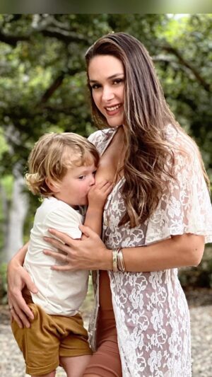 Fernanda Machado Instagram - 3 anos e 3 meses amamentando Leozinho! ✨

A correria tava tão grande quando Leo completou 3 anos, que o marco dos 3 anos amamentando, acabou passando batido. 

E quem amamenta sabe que 3 anos amamentando não é nada fácil e deve ser comemorado, e celebrado! 

E principalmente, porque tem sido uma vitória enorme termos conseguido chegar até aqui, depois de tudo que passamos. 

Quem acompanhou a minha jornada da amamentação com o Leo, sabe que tivemos muitas pedras no caminho.

Eu tive inúmeras mastites, hiperlactação, o diagnóstico tardio dele, aos 5 meses, de língua presa e freio labial. Seguido de uma queda brusca na minha produção de leite. 

O primeiro ano amamentando ele foi uma maratona cheia de desafios, que pareciam invencíveis. 

Amamentar já não é fácil com todas as estrelas alinhadas, e com problemas, fica muito mais difícil, quase impossível. 

Mas com a ajuda de quem tem muito conhecimento no assunto, minha querida amiga, e especialista em amamentação, Dra. Katrina Mitchell @physicianguidetobreastfeeding e com o apoio do meu marido, e muita resiliência, superamos o que parecia invencível, e chegamos até aqui! 

Amamentar é extraordinário, mas é também uma das coisas mais difíceis que já fiz na vida. Mas como tudo que é difícil nessa vida, é importante e magnífico demais. 

Chego até aqui, com meu coração transbordando gratidão, por esses 3 anos e 3 meses amamentando o Leo. E também pelos 3 anos e 6 meses que amamentei o Lucca. Somando quase 7 anos de amamentação, vivenciando esse super poder da natureza! 🤱🏻🙌🏻🙏🏻✨

#amamentação #amamentaçãoprolongada 
#breastfeeding #longtermbreastfeeding #agostodourado
#3yearsbreastfeeding #3anosamamentando 
#mompower #superpoderdanatureza 
#omaioramordomundo #maternidade