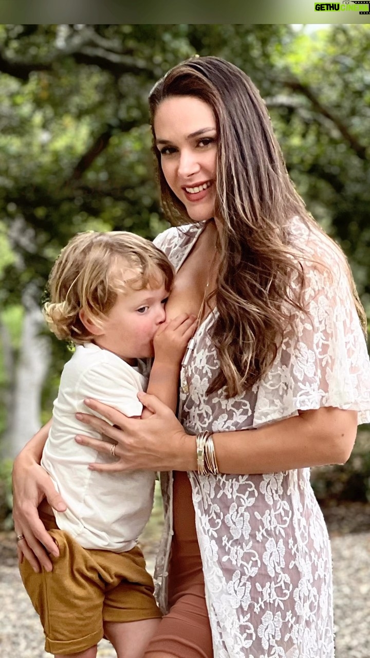 Fernanda Machado - 23.6K Likes - 3 anos e 3 meses amamentando Leozinho! ✨
A correria tava tão grande quando Leo completou 3 anos, que o marco dos 3 anos amamentando, acabou passando batido.
E quem amamenta sabe que 3 anos amamentando não é nada fácil e deve ser comemorado, e celebrado!
E principalmente, porque tem sido uma vitória enorme termos conseguido chegar até aqui, depois de tudo que passamos.
Quem acompanhou a minha jornada da amamentação com o Leo, sabe que tivemos muitas pedras no caminho.
Eu tive inúmeras mastites, hiperlactação, o diagnóstico tardio dele, aos 5 meses, de língua presa e freio labial. Seguido de uma queda brusca na minha produção de leite.
O primeiro ano amamentando ele foi uma maratona cheia de desafios, que pareciam invencíveis.
Amamentar já não é fácil com todas as estrelas alinhadas, e com problemas, fica muito mais difícil, quase impossível.
Mas com a ajuda de quem tem muito conhecimento no assunto, minha querida amiga, e especialista em amamentação, Dra. Katrina Mitchell @physicianguidetobreastfeeding e com o apoio do meu marido, e muita resiliência, superamos o que parecia invencível, e chegamos até aqui!
Amamentar é extraordinário, mas é também uma das coisas mais difíceis que já fiz na vida. Mas como tudo que é difícil nessa vida, é importante e magnífico demais.
Chego até aqui, com meu coração transbordando gratidão, por esses 3 anos e 3 meses amamentando o Leo. E também pelos 3 anos e 6 meses que amamentei o Lucca. Somando quase 7 anos de amamentação, vivenciando esse super poder da natureza! 🤱🏻🙌🏻🙏🏻✨
#amamentação #amamentaçãoprolongada
#breastfeeding #longtermbreastfeeding #agostodourado
#3yearsbreastfeeding #3anosamamentando
#mompower #superpoderdanatureza
#omaioramordomundo #maternidade