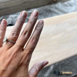 Fernanda Machado Instagram - Entre as 1001 decisões de todos os dias da obra, eu sempre tento achar um tempinho pra terminar de pintar os móveis da casa de praia, que foi meu último projeto.

Eu adoro colocar a mão na massa! E dessa vez esqueci de levar luvas pra casa de praia e coloquei a mão na massa literalmente, minhas unhas ficaram uma loucura! 😬🤪😂

Esses móveis são novos, mas vieram com um ton muito mais amarelado do que as fotos do site que comprei. Então fiz um “white wash”, que não é uma pintura total, a madeira ficou num tom mais esbranquiçado, mas não escondi totalmente as veias da madeira. 

É uma solução simples pra quando temos vários tons de madeira diferentes num mesmo ambiente e queremos dar uma harmonizada nesses tons. 

Dá pra fazer com qualquer cor, eu adoro esse efeito com cinza também! 

#adoropintarummóvel #diy
#mãonamassa #whitewash #woodstain #decoração 
#woodpainting #homedecor