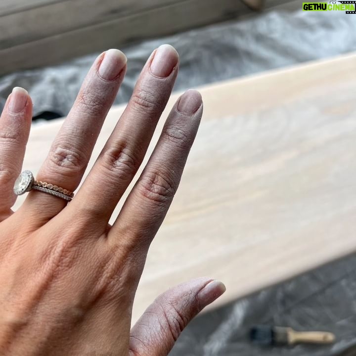 Fernanda Machado - 3.8K Likes - Entre as 1001 decisões de todos os dias da obra, eu sempre tento achar um tempinho pra terminar de pintar os móveis da casa de praia, que foi meu último projeto.
Eu adoro colocar a mão na massa! E dessa vez esqueci de levar luvas pra casa de praia e coloquei a mão na massa literalmente, minhas unhas ficaram uma loucura! 😬🤪😂
Esses móveis são novos, mas vieram com um ton muito mais amarelado do que as fotos do site que comprei. Então fiz um “white wash”, que não é uma pintura total, a madeira ficou num tom mais esbranquiçado, mas não escondi totalmente as veias da madeira.
É uma solução simples pra quando temos vários tons de madeira diferentes num mesmo ambiente e queremos dar uma harmonizada nesses tons.
Dá pra fazer com qualquer cor, eu adoro esse efeito com cinza também!
#adoropintarummóvel #diy
#mãonamassa #whitewash #woodstain #decoração
#woodpainting #homedecor
