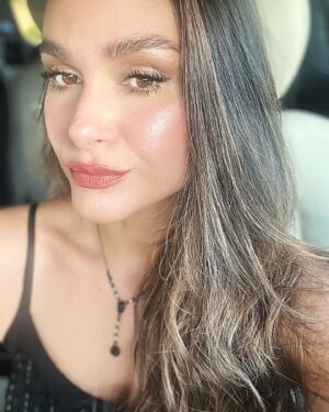 Fernanda Machado Instagram - Depois de mais uma semana mega, ultra corrida, um pouquinho de maquiagem faz um bem e tanto, né gente?! 

Quem aí também ama uma maquiagem natural, com uma pele brilhante e hidratada?!!! É a minha make favorita! Tenho que fazer um vídeo contando os segredinhos dessa make super fácil, e na luz do sol a pele fica mais radiante ainda. 😉✨

#maquiagemnatural #pelehidrarada #skinglow
#makeuptherapy #opoderdamaquiagem 
#autocuidado #selfcare #naturalmakeup 
#maquiagem #makeup