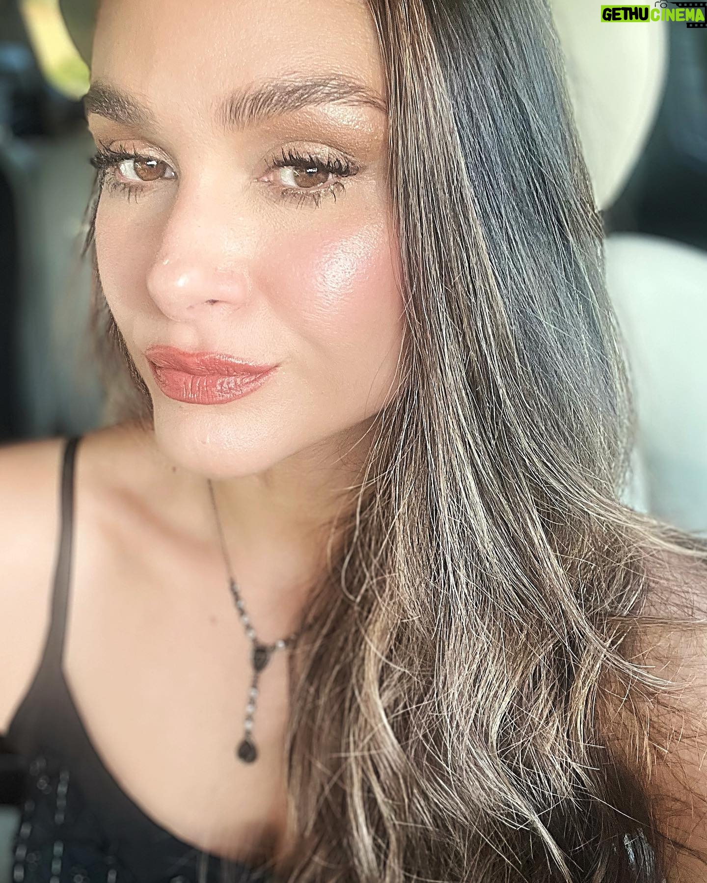 Fernanda Machado - 3.9K Likes - Depois de mais uma semana mega, ultra corrida, um pouquinho de maquiagem faz um bem e tanto, né gente?!
Quem aí também ama uma maquiagem natural, com uma pele brilhante e hidratada?!!! É a minha make favorita! Tenho que fazer um vídeo contando os segredinhos dessa make super fácil, e na luz do sol a pele fica mais radiante ainda. 😉✨
#maquiagemnatural #pelehidrarada #skinglow
#makeuptherapy #opoderdamaquiagem
#autocuidado #selfcare #naturalmakeup
#maquiagem #makeup