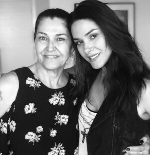 Fernanda Machado Instagram - Hoje o dia é todo da minha rainha, feliz aniversário mama!!!!! Feliz 70!!!!🎉🎊🥂♥️✨🙌🏻

Queria muito estar aí pertinho pra te encher de beijos e abraços, mas adorei ter inventado uma festinha adiantada aqui, pra celebrar o seu niver antes de você voltar pra aí. 

Muito obrigada por tudo que você já fez e ainda faz por mim, obrigada por todo amor e carinho que você sempre me deu. Muitos anos de vida, muita saúde, muito amor, muita luz, tudo de mais lindo pra você. Celebre muito hoje e sempre! 

Te amamos infinito! Muitos beijos e abraços apertados meus, e dos seus  meninos!!!!!! 

#parabénsvovó #felizaniversariomama #omaioramordomundo #70anosdaminharainha