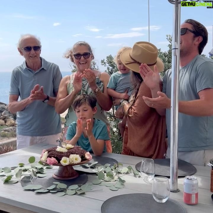 Fernanda Machado - 3.7K Likes - Hoje o dia é todo da minha rainha, feliz aniversário mama!!!!! Feliz 70!!!!🎉🎊🥂♥️✨🙌🏻
Queria muito estar aí pertinho pra te encher de beijos e abraços, mas adorei ter inventado uma festinha adiantada aqui, pra celebrar o seu niver antes de você voltar pra aí.
Muito obrigada por tudo que você já fez e ainda faz por mim, obrigada por todo amor e carinho que você sempre me deu. Muitos anos de vida, muita saúde, muito amor, muita luz, tudo de mais lindo pra você. Celebre muito hoje e sempre!
Te amamos infinito! Muitos beijos e abraços apertados meus, e dos seus meninos!!!!!!
#parabénsvovó #felizaniversariomama #omaioramordomundo #70anosdaminharainha