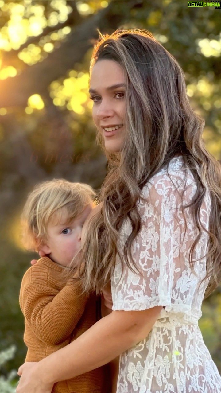 Fernanda Machado - 10.9K Likes - 2 anos e 6 meses amamentando Leozinho! ✨
A vida é curta demais pra não celebrarmos os pequenos milagres.
Nunca imaginei que chegaria até aqui com a amamentação do Leozinho, tivemos tantos problemas na nossa jornada.
Inúmeras mastites, hiperlactação, diagnóstico tardio aos 5 meses, de língua presa e freio labial, e uma queda brusca na produção de leite.
Amamentar não é fácil, mesmo com todas as estrelas alinhadas, e com problemas, fica muito mais difícil. Mas com a ajuda de quem tem conhecimento no assunto, minha querida amiga, e especialista em amamentação, Dra. Katrina Mitchell, com o apoio do meu marido, e uma boa dose de resiliência, superamos os obstáculos e chegamos até aqui.
Amamentar é mágico e extraordinário, um super poder que a natureza nos dá, mas é também uma das coisas mais difíceis que já fiz na vida. Mas como tudo que é difícil na vida, é importante e magnífico demais.
E com o coração cheio de gratidão, agradeço e celebro os 3 anos e meio que amamentei o Lucca e agora os 2 anos e meio amamentando o Leo.
6 anos amamentando e vivenciando esse super poder da natureza!🤱🏻🙌🏻🙏🏻✨
#amamentação #amamentaçãoprolongada
#breastfeeding #longtermbreastfeeding #omaioramordomundo #maternidade #mastite #hiperlactação #quedanaproduçãodeleite #linguapresa #freiolabial