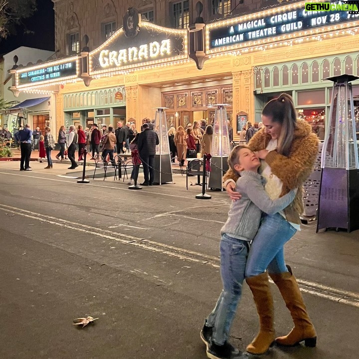 Fernanda Machado Instagram - Bom demais ir ao teatro com meu big boy! Especialmente depois de uns dias cheios de pepinos na obra, o que faz parte do processo, né?! Não importa o que a gente esteja fazendo, construindo uma casa, fazendo uma peça de teatro, resolver problemas é parte de estarmos vivos, né?!! E o grande segredo é tentar resolver os problemas com leveza pra gente não perder o momento presente. E nada como uma noite no teatro, pertinho de quem a gente ama, pra aliviar e nos ajudar a ter mais leveza diante dos pepinos da vida, e vamo que vamo, que a vida é bonita, e é bonita! #noitenoteatro #teatrocommeusmeninos #theaternight #meusamores #amagiadoteatro