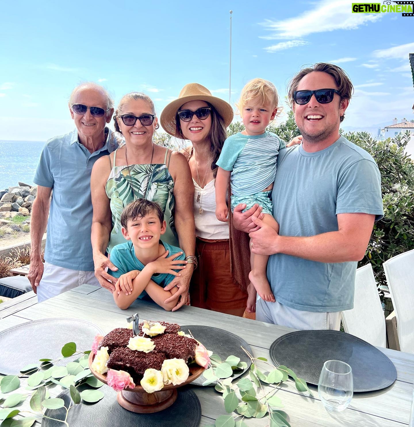 Fernanda Machado - 3.7K Likes - Hoje o dia é todo da minha rainha, feliz aniversário mama!!!!! Feliz 70!!!!🎉🎊🥂♥️✨🙌🏻
Queria muito estar aí pertinho pra te encher de beijos e abraços, mas adorei ter inventado uma festinha adiantada aqui, pra celebrar o seu niver antes de você voltar pra aí.
Muito obrigada por tudo que você já fez e ainda faz por mim, obrigada por todo amor e carinho que você sempre me deu. Muitos anos de vida, muita saúde, muito amor, muita luz, tudo de mais lindo pra você. Celebre muito hoje e sempre!
Te amamos infinito! Muitos beijos e abraços apertados meus, e dos seus meninos!!!!!!
#parabénsvovó #felizaniversariomama #omaioramordomundo #70anosdaminharainha