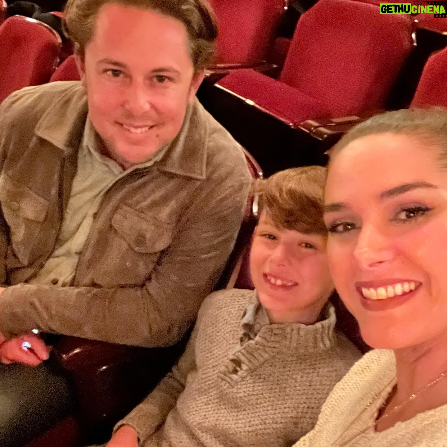 Fernanda Machado Instagram - Bom demais ir ao teatro com meu big boy! Especialmente depois de uns dias cheios de pepinos na obra, o que faz parte do processo, né?! Não importa o que a gente esteja fazendo, construindo uma casa, fazendo uma peça de teatro, resolver problemas é parte de estarmos vivos, né?!! E o grande segredo é tentar resolver os problemas com leveza pra gente não perder o momento presente. E nada como uma noite no teatro, pertinho de quem a gente ama, pra aliviar e nos ajudar a ter mais leveza diante dos pepinos da vida, e vamo que vamo, que a vida é bonita, e é bonita! #noitenoteatro #teatrocommeusmeninos #theaternight #meusamores #amagiadoteatro