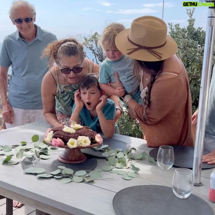 Fernanda Machado - 3.7K Likes - Hoje o dia é todo da minha rainha, feliz aniversário mama!!!!! Feliz 70!!!!🎉🎊🥂♥️✨🙌🏻
Queria muito estar aí pertinho pra te encher de beijos e abraços, mas adorei ter inventado uma festinha adiantada aqui, pra celebrar o seu niver antes de você voltar pra aí.
Muito obrigada por tudo que você já fez e ainda faz por mim, obrigada por todo amor e carinho que você sempre me deu. Muitos anos de vida, muita saúde, muito amor, muita luz, tudo de mais lindo pra você. Celebre muito hoje e sempre!
Te amamos infinito! Muitos beijos e abraços apertados meus, e dos seus meninos!!!!!!
#parabénsvovó #felizaniversariomama #omaioramordomundo #70anosdaminharainha