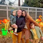 Fernanda Machado Instagram – Fim de semana super divertido com meus meninos! Amo recarregar as energias com eles pra próxima semana corrida que vem pela frente. 

Que delícia de passeio fizemos ontem, pra quem mora aqui em Santa Barbara ou tá visitando a cidade, o “Zoolights” tá imperdível, lindo e divertido demais!!!!! 

As Kids amaram tudo e os adultos também!!! 😜 Bom restinho de domingo e uma linda semana pra todos nós! 

#funweekend #recarregandoasenergias #familytime #fimdesemanacommeusamores
#omaioramordomundo #amomuito 
#maternidade #diversaoemfamília #zoolights #santabarbarazoo