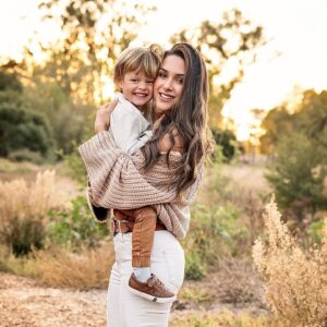 Fernanda Machado Instagram - Hoje é dia de Leozinho, o meu raio  de sol, que ilumina tudo ao seu redor! 🌞✨

Eu tive uma uma gravidez de alto risco com o Leo,  por conta de uma placenta prévia que nunca subiu. E por isso, tive também um parto de alto risco, pois a placenta que não subiu, era na verdade acreta; cresceu grudada no meu útero, o que me fez perder litros de sangue, numa hemorragia severa. Que colocou a minha vida em risco, e causou a perda do meu útero. E tudo isso no começo de uma pandemia louca. 

Mas nesse dia, 31.05.2020, às 11:30 da manhã, mesmo diante de tantos riscos, medos e preocupações. Leozinho chegou saudável e tranquilo, iluminando a escuridão e provando que milagres existem! 

E ele chegou bem no dia do aniversário da minha sogra! Eu tenho a certeza absoluta, de que ela, lá de cima, segurou o Leozinho na minha barriga durante toda a minha gravidez, e que ela cuidou dele e de mim nesse parto tão difícil. Nos provando que o amor é maior que tudo. 

Feliz aniversário Becky, hoje vc completaria 68 anos. Nossa saudade é gigante. Muito obrigada por tudo, sempre. Te amamos eternamente! 

Feliz 4 aninhos Leozinho! 
Você é um milagre precioso, que a vida nos deu, agradeço todos os dias o presente de ter você na minha vida. Mamãe, papai, Lucca, Vovô, Vovó, todos nós te amamos infinito! 

#Leo4aninhos #felizaniversarioLeo #amorinfinito #maternidade #milagresexistem #omaioramordomundo #happybirthdayLeo #blessed 
#amoreterno