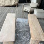 Fernanda Machado Instagram – Entre as 1001 decisões de todos os dias da obra, eu sempre tento achar um tempinho pra terminar de pintar os móveis da casa de praia, que foi meu último projeto.

Eu adoro colocar a mão na massa! E dessa vez esqueci de levar luvas pra casa de praia e coloquei a mão na massa literalmente, minhas unhas ficaram uma loucura! 😬🤪😂

Esses móveis são novos, mas vieram com um ton muito mais amarelado do que as fotos do site que comprei. Então fiz um “white wash”, que não é uma pintura total, a madeira ficou num tom mais esbranquiçado, mas não escondi totalmente as veias da madeira. 

É uma solução simples pra quando temos vários tons de madeira diferentes num mesmo ambiente e queremos dar uma harmonizada nesses tons. 

Dá pra fazer com qualquer cor, eu adoro esse efeito com cinza também! 

#adoropintarummóvel #diy
#mãonamassa #whitewash #woodstain #decoração 
#woodpainting #homedecor