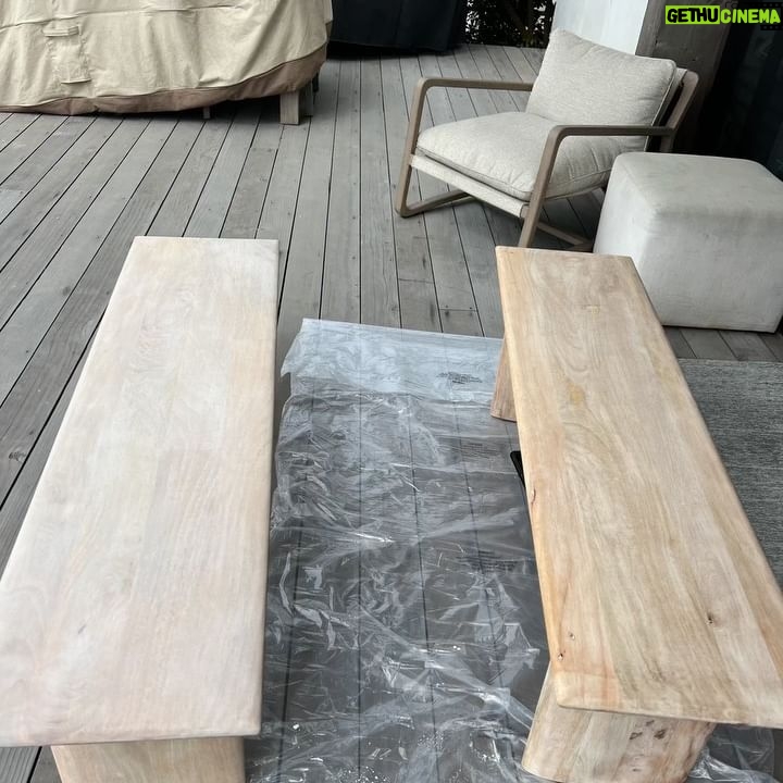 Fernanda Machado - 3.8K Likes - Entre as 1001 decisões de todos os dias da obra, eu sempre tento achar um tempinho pra terminar de pintar os móveis da casa de praia, que foi meu último projeto.
Eu adoro colocar a mão na massa! E dessa vez esqueci de levar luvas pra casa de praia e coloquei a mão na massa literalmente, minhas unhas ficaram uma loucura! 😬🤪😂
Esses móveis são novos, mas vieram com um ton muito mais amarelado do que as fotos do site que comprei. Então fiz um “white wash”, que não é uma pintura total, a madeira ficou num tom mais esbranquiçado, mas não escondi totalmente as veias da madeira.
É uma solução simples pra quando temos vários tons de madeira diferentes num mesmo ambiente e queremos dar uma harmonizada nesses tons.
Dá pra fazer com qualquer cor, eu adoro esse efeito com cinza também!
#adoropintarummóvel #diy
#mãonamassa #whitewash #woodstain #decoração
#woodpainting #homedecor