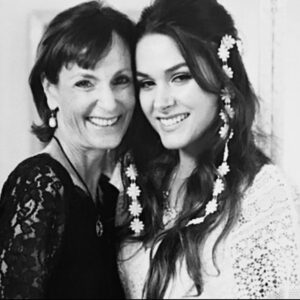 Fernanda Machado Instagram - Mais uma ano sem ela… É difícil de acreditar que já se passaram 6 anos sem a presença física dela. 

E parece que a saudade só aumenta, a saudade da risada contagiante que ela tinha, do abraço aconchegante, das nossas caminhadas juntas… 

E parece que a vontade só aumenta, de ver ela toda orgulhosa, vibrando com o sucesso do meu marido, de ter ela 
nas apresentações da escola dos nossos meninos, de ver ela brincando na praia com eles, ela amaria tanto ver eles crescendo… 💔❤️‍🩹

Mas há 6 anos fomos obrigados a desacelerar, fechar os olhos, respirar fundo e sentir ela entre nós de uma maneira diferente, nos nossos momentos especiais e difíceis, na natureza que nos rodeia, nos nossos corações, porque o nosso amor e a nossa conexão nunca acaba. 

We love you and miss you FoRever Becky! 💙🤍

#weloveRebeccaRiskin 
 #eternallove #montecitostrong
#amoreterno #saudadeinfinita