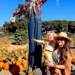 Fernanda Machado Instagram – Todo ano a gente vai na Lane Farms @lanefarmssb pra escolher abóboras pro Halloween! 🎃🚜🌾🍁

Desde que o Lucca nasceu, essa se tornou a nossa tradição de outono. 
É uma delícia ver as fotos deles crescendo com o passar dos anos no mesmo lugar. 

Meus meninos tão crescendo rápido demais… É, eles crescem rápido demais, né gente?! Por isso a gente tem que tá sempre criando memórias, sempre tentando curtir cada segundo, cada sorriso, cada abraço, nos perrengues e nas alegrias, porque passa rápido demais! 

#criandomemorias #omaioramordomundo #maternidade #amamentaçãoprolongada #amamentação #outono #fall #pumpkinpatch #curtindomeusamores  #elescrescemtãorápido