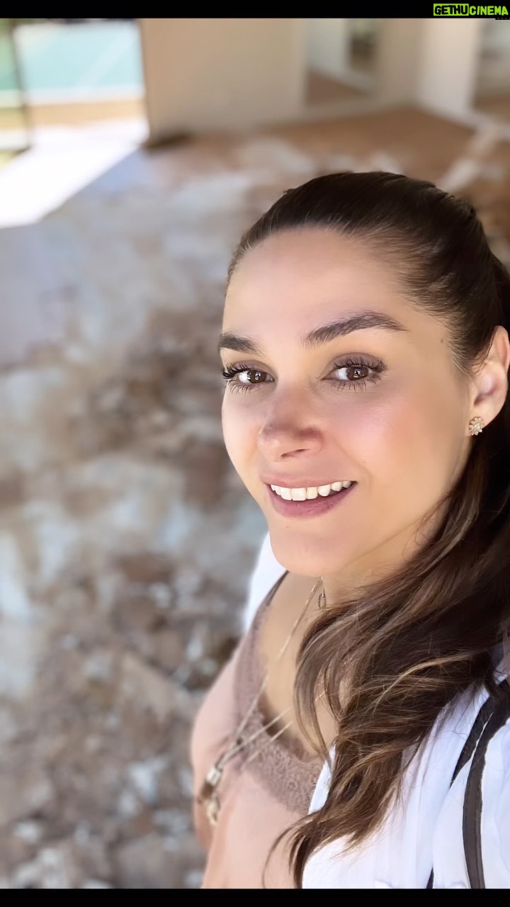 Fernanda Machado - 5.7K Likes - 1 mês de obra, 1 mês de muita correria, de muita quebradeira, de muita pesquisa de materiais, amostras e cores. E foram muitas, muitas decisões nesse 1 mês.
Eu adoro navegar neste universo da arquitetura e do design, eu já me aventurei bastante nesse universo fazendo nossas últimas casas. Mas nunca toquei um projeto tão grande como esse, e os dias tem sido super intensos nesse último mês, porque aqui eu sou a arquiteta, a designer de interiores e a paisagista, 3 em 1! 😱🤪💪🏻
Eu amo transformar totalmente um espaço, criar algo novo e aconchegante num ambiente que estava meio abandonado e sem graça. Já andamos muito com a obra nesse 1 mês, mas ainda temos muito mais pela frente, vamos que vamos! Quem aí também ama uma obra?!
#remodeling #obra #reforma #workinprogress #interiordesign #arquitetura #designdeinteriores #funprocess #3fulltimejobs #3em1 #amoumaobra