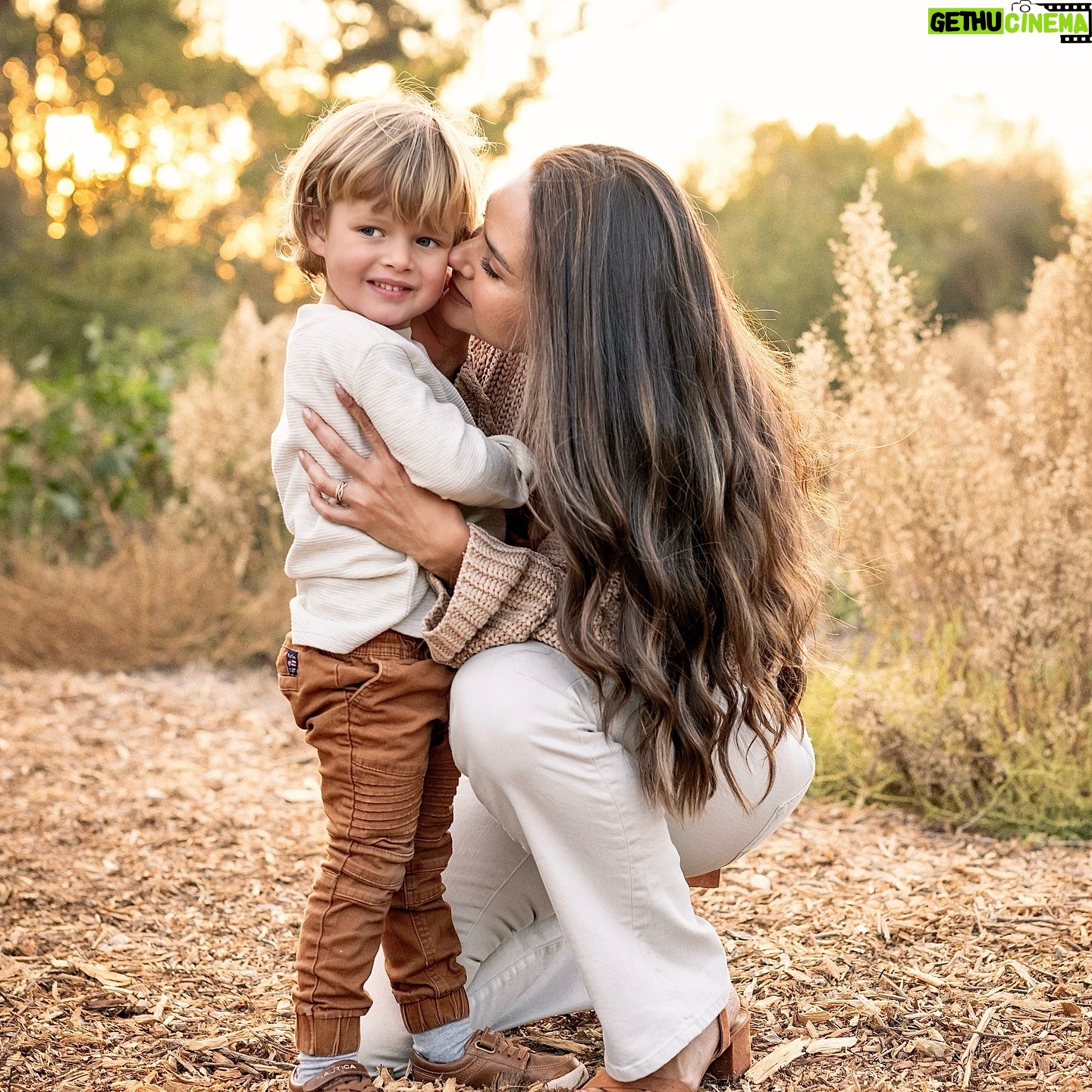 Fernanda Machado - 5.3K Likes - Hoje é dia de Leozinho, o meu raio de sol, que ilumina tudo ao seu redor! 🌞✨
Eu tive uma uma gravidez de alto risco com o Leo, por conta de uma placenta prévia que nunca subiu. E por isso, tive também um parto de alto risco, pois a placenta que não subiu, era na verdade acreta; cresceu grudada no meu útero, o que me fez perder litros de sangue, numa hemorragia severa. Que colocou a minha vida em risco, e causou a perda do meu útero. E tudo isso no começo de uma pandemia louca.
Mas nesse dia, 31.05.2020, às 11:30 da manhã, mesmo diante de tantos riscos, medos e preocupações. Leozinho chegou saudável e tranquilo, iluminando a escuridão e provando que milagres existem!
E ele chegou bem no dia do aniversário da minha sogra! Eu tenho a certeza absoluta, de que ela, lá de cima, segurou o Leozinho na minha barriga durante toda a minha gravidez, e que ela cuidou dele e de mim nesse parto tão difícil. Nos provando que o amor é maior que tudo.
Feliz aniversário Becky, hoje vc completaria 68 anos. Nossa saudade é gigante. Muito obrigada por tudo, sempre. Te amamos eternamente!
Feliz 4 aninhos Leozinho!
Você é um milagre precioso, que a vida nos deu, agradeço todos os dias o presente de ter você na minha vida. Mamãe, papai, Lucca, Vovô, Vovó, todos nós te amamos infinito!
#Leo4aninhos #felizaniversarioLeo #amorinfinito #maternidade #milagresexistem #omaioramordomundo #happybirthdayLeo #blessed
#amoreterno