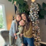 Fernanda Machado Instagram – Aquelas memórias que ficam pra sempre! 🎄♥️✨

Eu amo montar a árvore de natal com meus amores todos os anos. Espero que eles tenham lindas memórias dessa nossa tradição. 

É tão lindo ver os vídeos dos anos anteriores, do Lucca pequenininho me ajudando a montar a árvore, e e eu com o Leo na barriga… 
E esse ano eles estão big boys e me ajudaram de verdade, fizemos um super team work! 

Quem aí também tem essa tradição e adora montar árvore de natal com os pequenos todos os anos?! 

#xmastree #arvoredenatal
#construindomemórias 
#nossatradiçãodetodososanos 
#maternidade #omaioramordomundo 
#meusamores #xmas2022