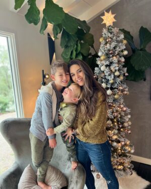 Fernanda Machado Instagram - Aquelas memórias que ficam pra sempre! 🎄♥️✨

Eu amo montar a árvore de natal com meus amores todos os anos. Espero que eles tenham lindas memórias dessa nossa tradição. 

É tão lindo ver os vídeos dos anos anteriores, do Lucca pequenininho me ajudando a montar a árvore, e e eu com o Leo na barriga… 
E esse ano eles estão big boys e me ajudaram de verdade, fizemos um super team work! 

Quem aí também tem essa tradição e adora montar árvore de natal com os pequenos todos os anos?! 

#xmastree #arvoredenatal
#construindomemórias 
#nossatradiçãodetodososanos 
#maternidade #omaioramordomundo 
#meusamores #xmas2022
