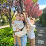Fernanda Machado Instagram - Feliz Páscoa! ✨ Que esse dia de renovação traga muita luz pras nossas vidas! Esse ano estamos na estrada a semana toda, e sem orelhinhas de coelho pra foto da Páscoa, mas Lucca deu um jeitinho de colocar uma orelhinha em mim! 🐰🐰🐰 #felizpascoa #pascoa2024 #happyeaster #pascoailuminada #proudmama #omaioramordomundo #maternidade #myboys #meustesouro