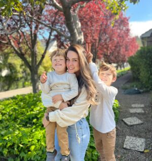 Fernanda Machado Instagram - Feliz Páscoa! ✨
Que esse dia de renovação traga muita luz pras nossas vidas! 

Esse ano estamos na estrada a semana toda, e sem orelhinhas de coelho pra foto da Páscoa, mas Lucca deu um jeitinho de colocar uma orelhinha em mim! 🐰🐰🐰

#felizpascoa #pascoa2024 #happyeaster #pascoailuminada 
#proudmama #omaioramordomundo #maternidade #myboys #meustesouro