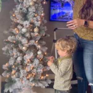 Fernanda Machado Instagram - Aquelas memórias que ficam pra sempre! 🎄♥️✨

Eu amo montar a árvore de natal com meus amores todos os anos. Espero que eles tenham lindas memórias dessa nossa tradição. 

É tão lindo ver os vídeos dos anos anteriores, do Lucca pequenininho me ajudando a montar a árvore, e e eu com o Leo na barriga… 
E esse ano eles estão big boys e me ajudaram de verdade, fizemos um super team work! 

Quem aí também tem essa tradição e adora montar árvore de natal com os pequenos todos os anos?! 

#xmastree #arvoredenatal
#construindomemórias 
#nossatradiçãodetodososanos 
#maternidade #omaioramordomundo 
#meusamores #xmas2022