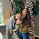 Fernanda Machado Instagram – Aquelas memórias que ficam pra sempre! 🎄♥️✨

Eu amo montar a árvore de natal com meus amores todos os anos. Espero que eles tenham lindas memórias dessa nossa tradição. 

É tão lindo ver os vídeos dos anos anteriores, do Lucca pequenininho me ajudando a montar a árvore, e e eu com o Leo na barriga… 
E esse ano eles estão big boys e me ajudaram de verdade, fizemos um super team work! 

Quem aí também tem essa tradição e adora montar árvore de natal com os pequenos todos os anos?! 

#xmastree #arvoredenatal
#construindomemórias 
#nossatradiçãodetodososanos 
#maternidade #omaioramordomundo 
#meusamores #xmas2022