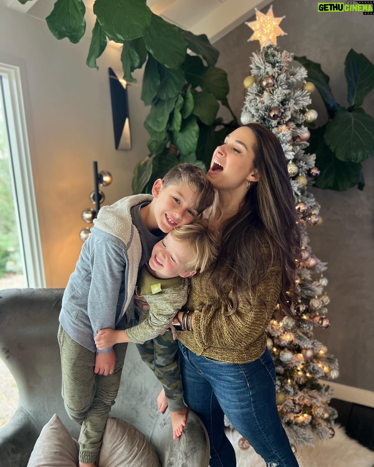 Fernanda Machado - 7.4K Likes - Aquelas memórias que ficam pra sempre! 🎄♥️✨
Eu amo montar a árvore de natal com meus amores todos os anos. Espero que eles tenham lindas memórias dessa nossa tradição.
É tão lindo ver os vídeos dos anos anteriores, do Lucca pequenininho me ajudando a montar a árvore, e e eu com o Leo na barriga…
E esse ano eles estão big boys e me ajudaram de verdade, fizemos um super team work!
Quem aí também tem essa tradição e adora montar árvore de natal com os pequenos todos os anos?!
#xmastree #arvoredenatal
#construindomemórias
#nossatradiçãodetodososanos
#maternidade #omaioramordomundo
#meusamores #xmas2022