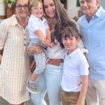 Fernanda Machado Instagram - O que mais importa nessa vida, são as pessoas que amamos! ♥️ Eu sempre digo, e sigo dizendo, que o dia que eles chegam é só alegria, e o dia que eles vão embora é uma tristeza só. A gente nunca vai se acostumar com a saudade, nunca… Eu vivo essa vida de despedida com meus pais já há 25 anos, e é sempre dolorido dizer tchau. A gente se abraça forte, dá aquele tchau com o coração apertado, e em seguida vem o choro de quem quer continuar juntinho, mas não pode… 😪 E agora meus pequenos choram comigo. Mas estou com o coração cheio de gratidão, por eles terem vindo mais uma vez, e por termos vivido momentos lindos juntos! Celebramos o niver do Vovô, dos meninos, eles me ajudaram demais com a mudança mais punk da minha vida. Eles curtiram muito os meninos, a gente curtiu muita praia, muita piscina, e a casa nova. Foi tudo lindo, gratidão infinita por ter tido eles comigo nesses 2 meses perfeitos! E agora voltamos pro FaceTime de todos os dias, e já começamos a planejar o próximo encontro. Mami e papi obrigada por tudo, te amamos infinito vovó e vovô! Saudade sem fim! ♥️♥️♥️♥️♥️♥️ #minhafamiliameumaiortesouro #omaioramordomundo #construindomemorias #gratidaoinfinita #oquemaisimportanessavida #grateful #blessed #theyaremybiggestblessing