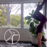 Fernanda Machado Instagram – Meditação em movimento…

As últimas semanas tão corridas demais, tô sendo meio engolida pela obra, tem sido um processo incrível, mas é muita coisa acontecendo ao mesmo tempo. E daqui a pouco tenho uma mudança pela frente…

Mais as crianças, a casa, compromissos da escola, trabalho, a lista segue longa, mamães como eu, com certeza sabem do que estou falando.

Tem sido uma correria doída, e é por isso que ando meio sumida daqui. 

Mas eu não fico sem a minha prática de yoga todos os dias, começo o dia sempre com minha prática, e sinto que nesses momentos corridos é quando eu mais preciso de um tempinho comigo mesma, pra movimentar e sentir meu corpo, acalmar minha mente, focar e agradecer o milagre que é estarmos vivos e com saúde. 
E aí depois da minha yoga, eu corro pra correria da vida muito mais equilibrada. 

#correria #maternidade #yoga #meditaçãoemmovimento #vidacorridademae #meditação #movimentocura🤸🏻‍♀️