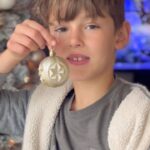 Fernanda Machado Instagram – Aquelas memórias que ficam pra sempre! 🎄♥️✨

Eu amo montar a árvore de natal com meus amores todos os anos. Espero que eles tenham lindas memórias dessa nossa tradição. 

É tão lindo ver os vídeos dos anos anteriores, do Lucca pequenininho me ajudando a montar a árvore, e e eu com o Leo na barriga… 
E esse ano eles estão big boys e me ajudaram de verdade, fizemos um super team work! 

Quem aí também tem essa tradição e adora montar árvore de natal com os pequenos todos os anos?! 

#xmastree #arvoredenatal
#construindomemórias 
#nossatradiçãodetodososanos 
#maternidade #omaioramordomundo 
#meusamores #xmas2022