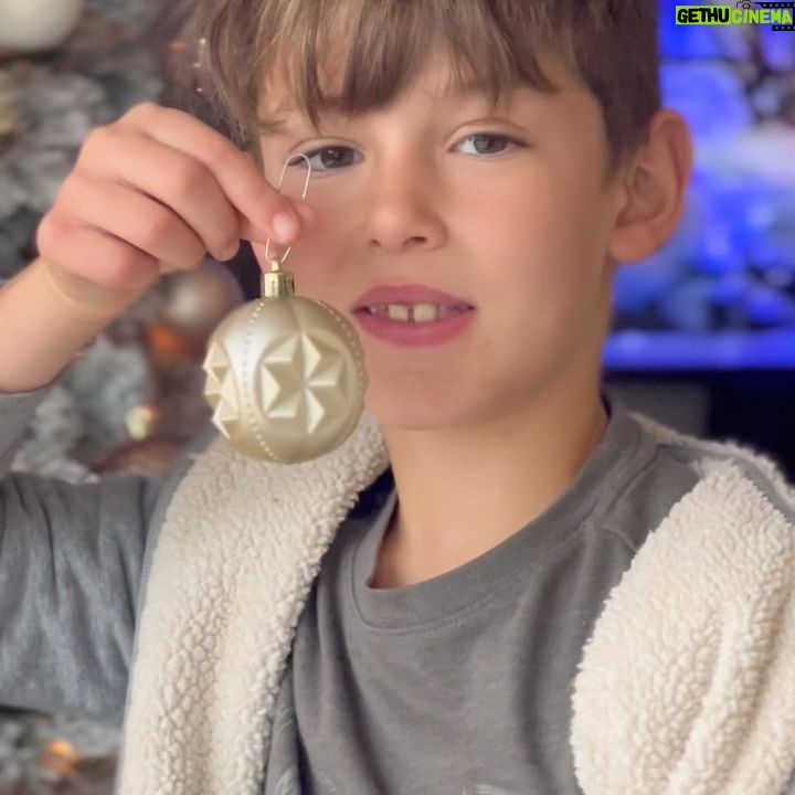 Fernanda Machado - 7.4K Likes - Aquelas memórias que ficam pra sempre! 🎄♥️✨
Eu amo montar a árvore de natal com meus amores todos os anos. Espero que eles tenham lindas memórias dessa nossa tradição.
É tão lindo ver os vídeos dos anos anteriores, do Lucca pequenininho me ajudando a montar a árvore, e e eu com o Leo na barriga…
E esse ano eles estão big boys e me ajudaram de verdade, fizemos um super team work!
Quem aí também tem essa tradição e adora montar árvore de natal com os pequenos todos os anos?!
#xmastree #arvoredenatal
#construindomemórias
#nossatradiçãodetodososanos
#maternidade #omaioramordomundo
#meusamores #xmas2022