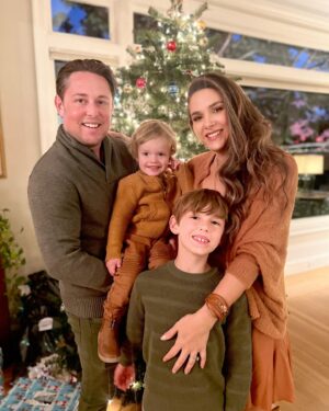 Fernanda Machado Instagram - Feliz natal pra todos!!! 🎄✨

E a noite de natal foi recheada de muito amor, diversão e cantoria! ♥️ 

#natallindo #feliznatal #minhafamiliameutudo 
#merryxmas #lovelyxmaseve 
 #natal2022 #xmas2022