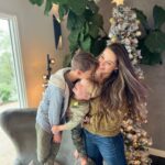 Fernanda Machado Instagram – Aquelas memórias que ficam pra sempre! 🎄♥️✨

Eu amo montar a árvore de natal com meus amores todos os anos. Espero que eles tenham lindas memórias dessa nossa tradição. 

É tão lindo ver os vídeos dos anos anteriores, do Lucca pequenininho me ajudando a montar a árvore, e e eu com o Leo na barriga… 
E esse ano eles estão big boys e me ajudaram de verdade, fizemos um super team work! 

Quem aí também tem essa tradição e adora montar árvore de natal com os pequenos todos os anos?! 

#xmastree #arvoredenatal
#construindomemórias 
#nossatradiçãodetodososanos 
#maternidade #omaioramordomundo 
#meusamores #xmas2022